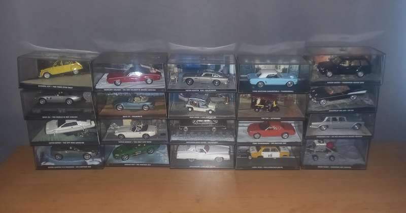 20 James Bond model cars + their magazines