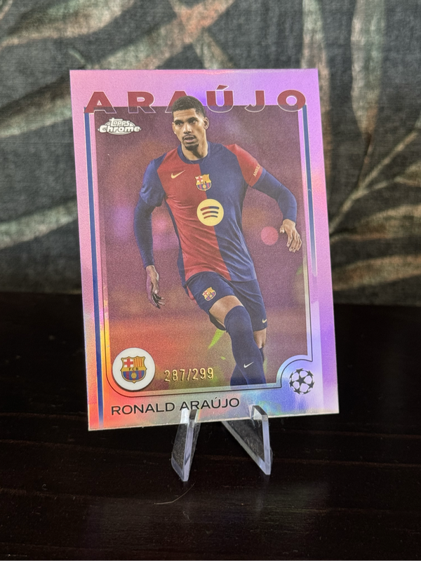 2025 Topps Chrome - Ronald Araújo Violet Refractor /299 - Barcelona