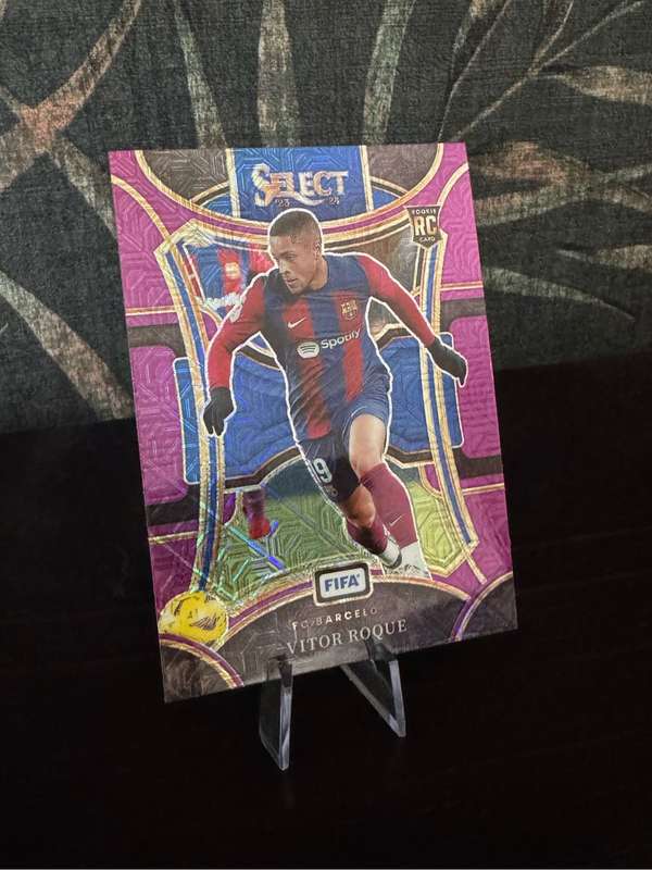 2023-24 Panini Select FIFA - Vitor Roque Purple Mojo and Base Rookie Card #125