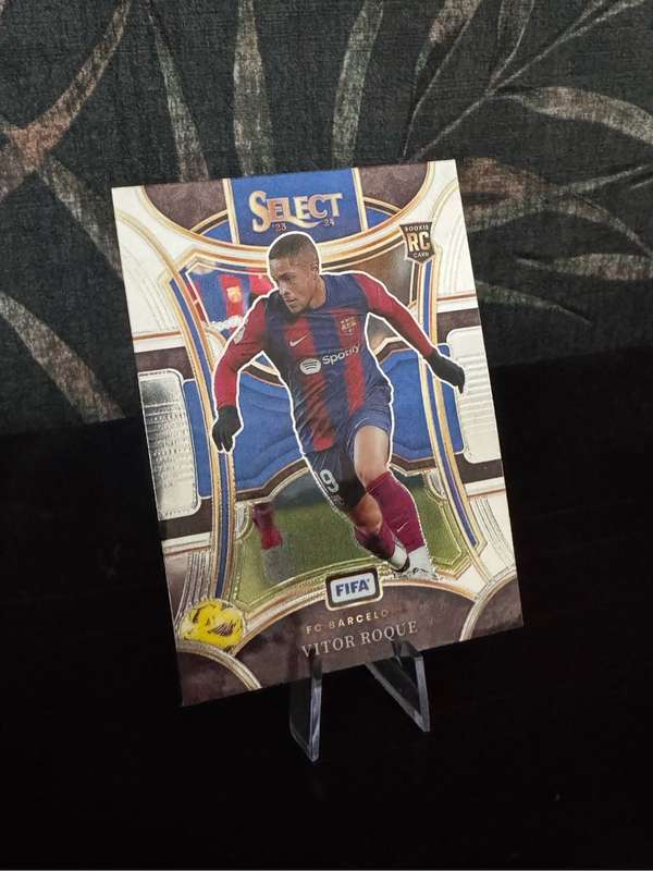 2023-24 Panini Select FIFA - Vitor Roque Purple Mojo and Base Rookie Card #125