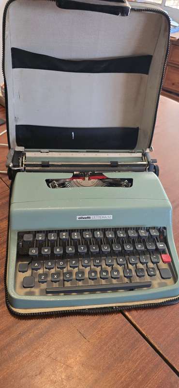 Olivetti Lettera 32 Portable Vintage Typewriter