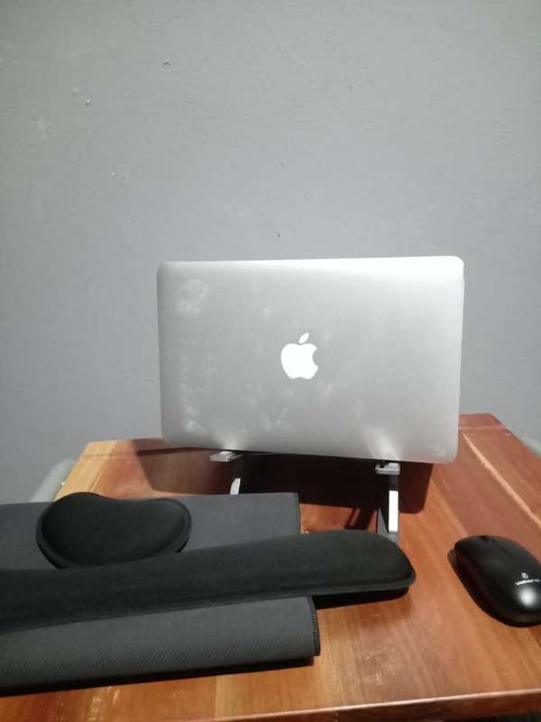 Macbook air 2014 model, In an excellent working condition  & has no denties to the body and screen.