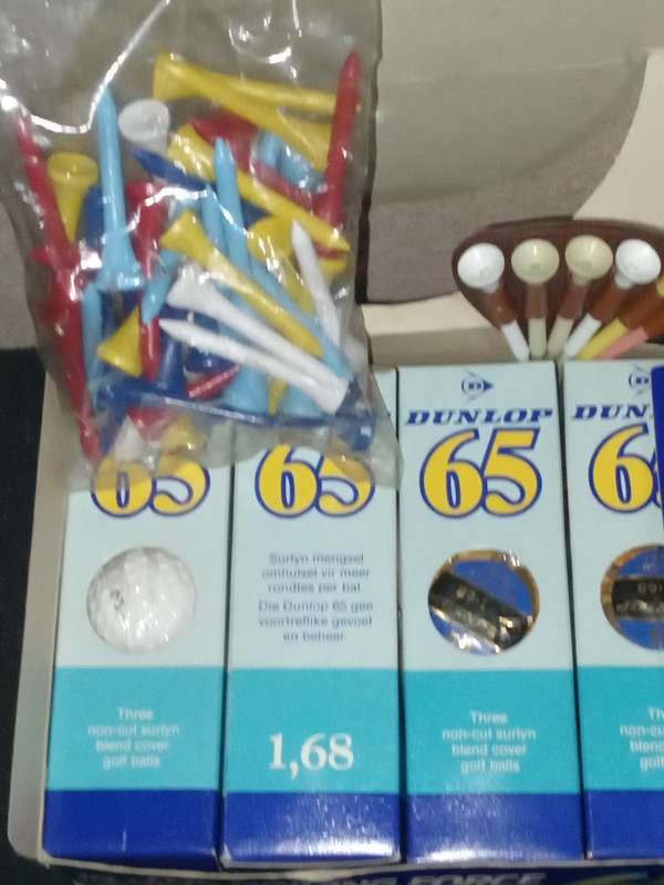 Extremely rare vintage dunlop65  golf balls and tees.afrikaans& English