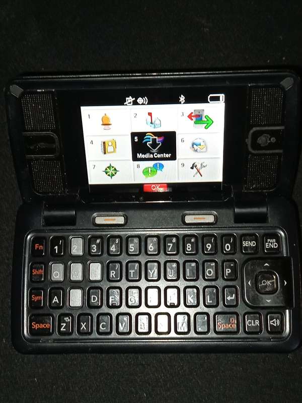 LGENV2X9100 flip open cell phone