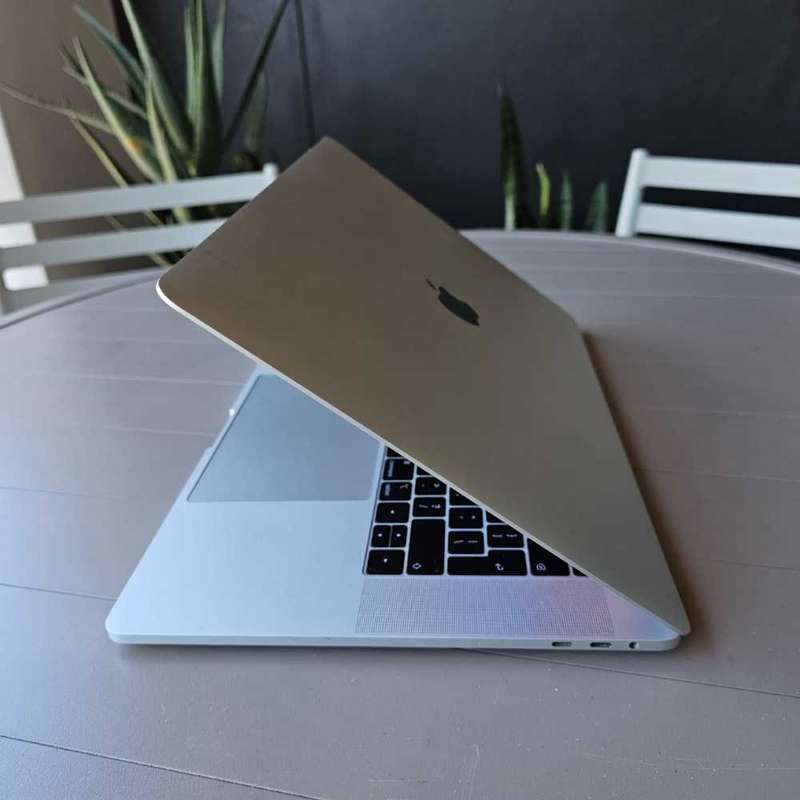 2018 MacBook pro touchbar i7 (15 inch)