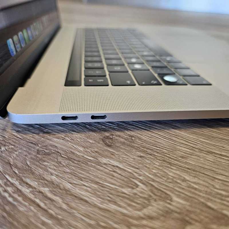 2018 MacBook pro i7 (15 inch) touchbar
