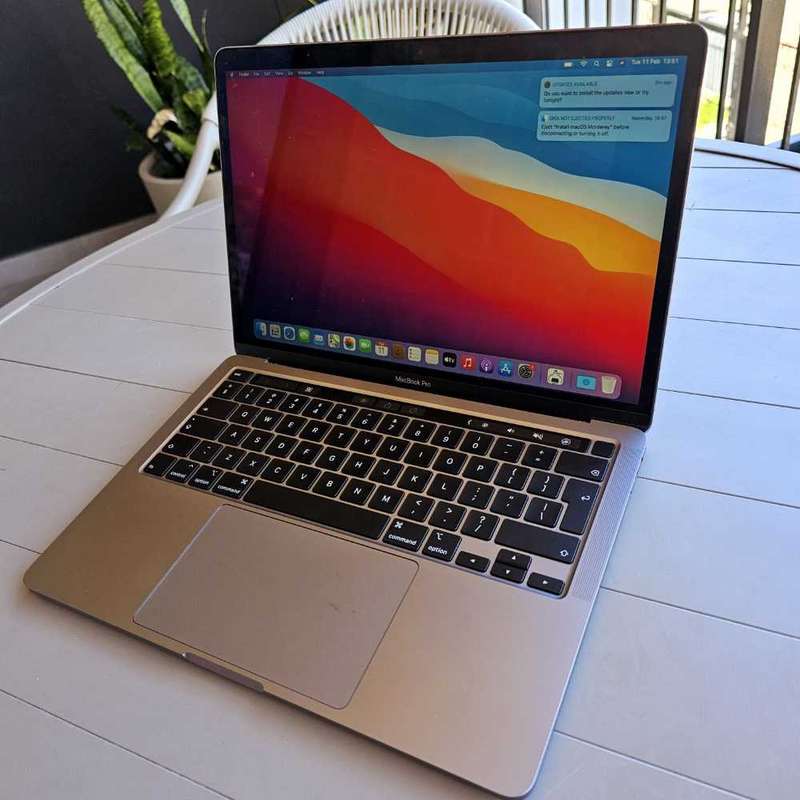MacBook pro 2020 core i7 (13 inch) 32 gb ram touchbar