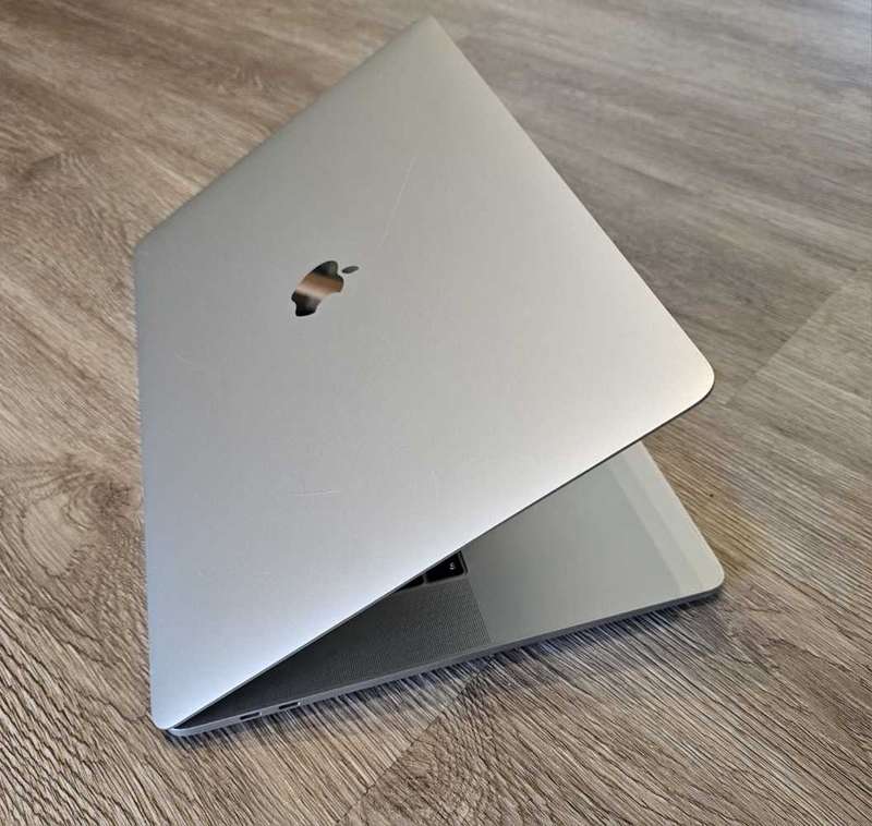 2018 MacBook pro i7 (15 inch) touchbar