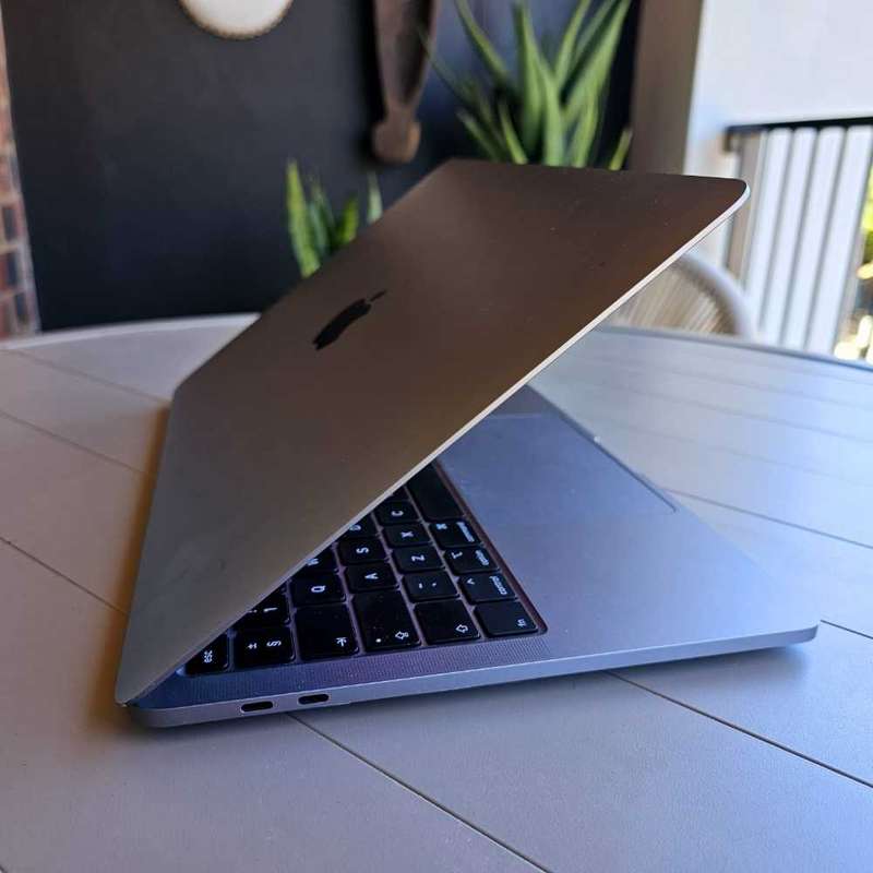 MacBook pro 2020 core i7 (13 inch) 32 gb ram touchbar