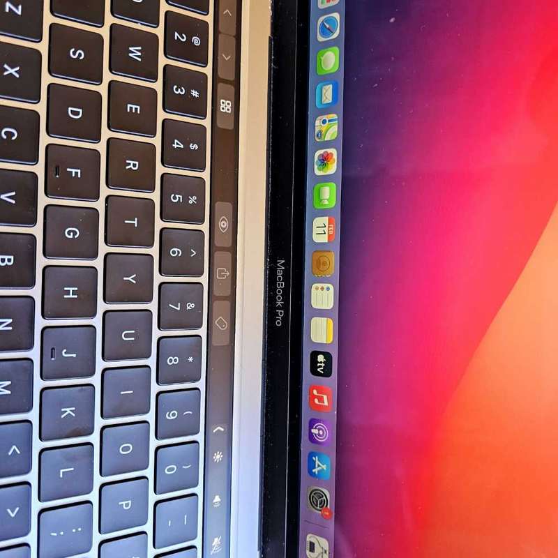 MacBook pro 2020 core i7 (13 inch) 32 gb ram touchbar