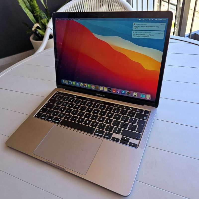 MacBook pro 2020 core i7 (13 inch) 32 gb ram touchbar