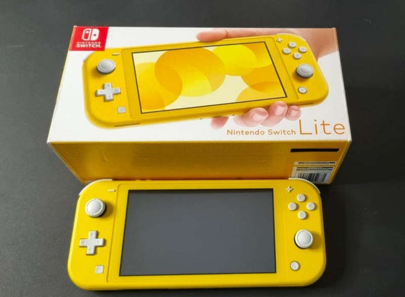 Like new Nintendo switch lite bundle