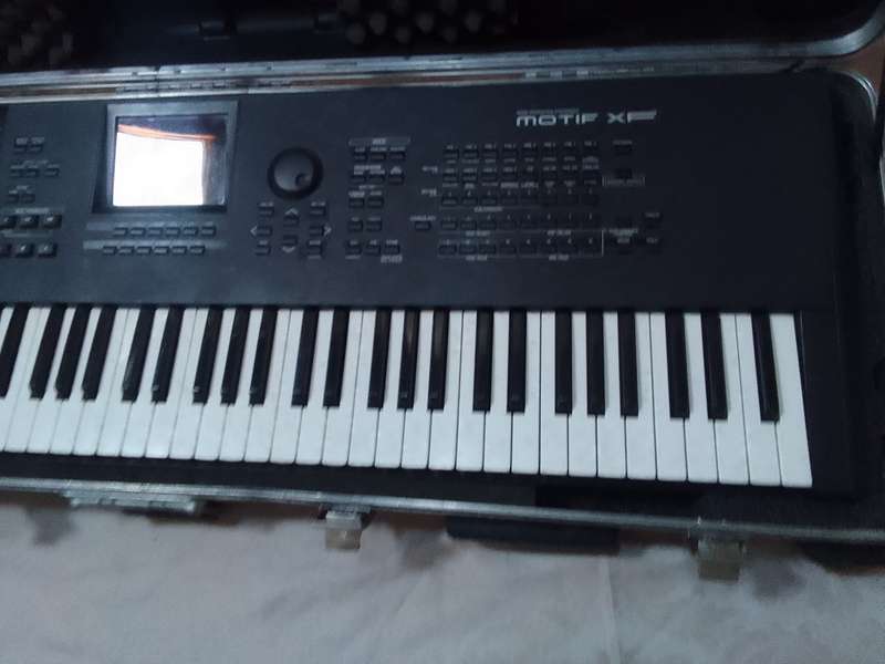 YAMAHA Motif XF7 Professional Synthesizer piano - 76 key