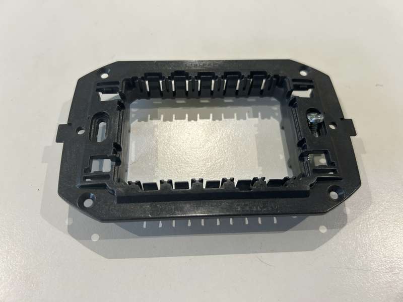 CHORUS 3-GANG SUPPORT PLATE GW16803 GEWISS