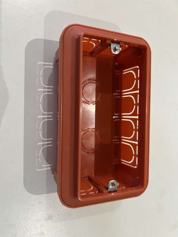 GEWISS 4 GANG FLUSH BOX WITH METAL FIXING SUPPORTS GW24404