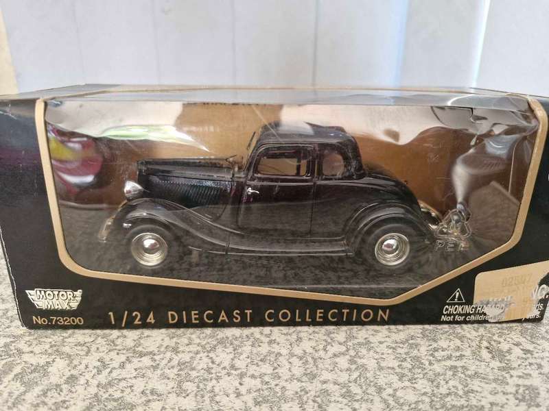 14 x (1:18 scale) Die Cast Model cars