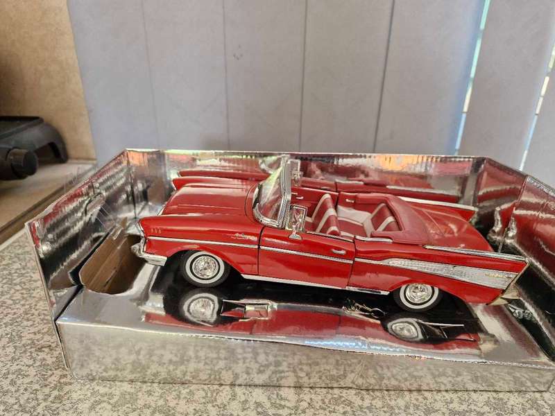 17 × (1:24 scale) Die Cast Model Cars