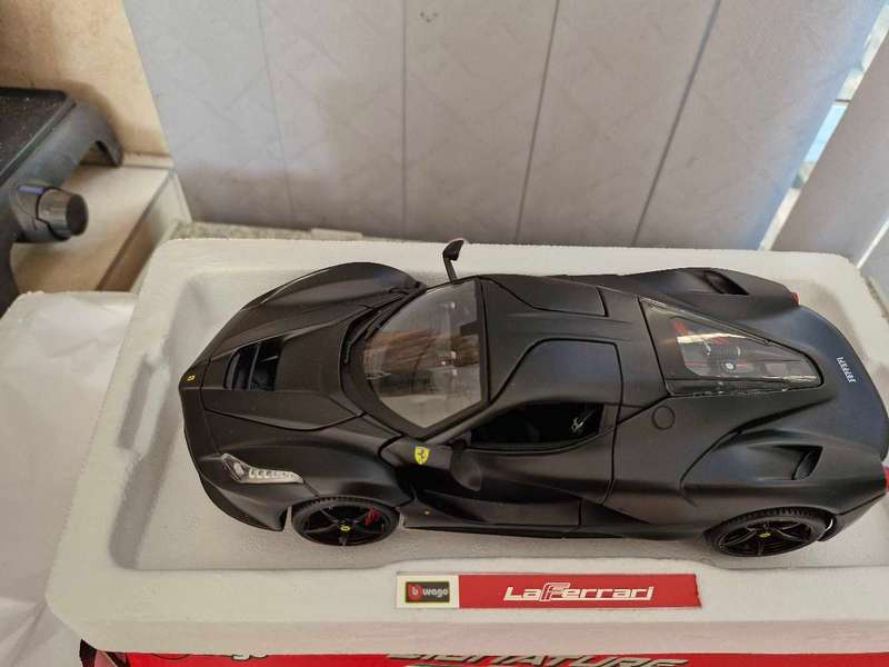17 × (1:24 scale) Die Cast Model Cars