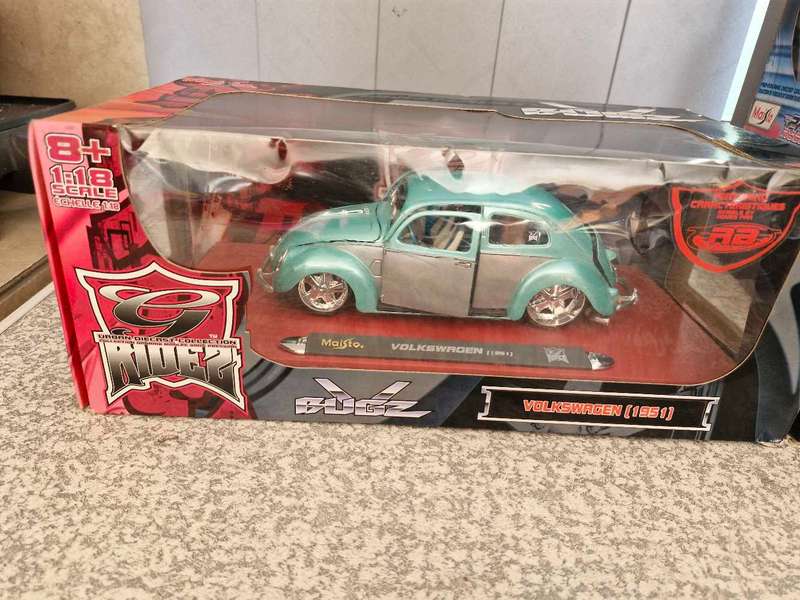 17 × (1:24 scale) Die Cast Model Cars