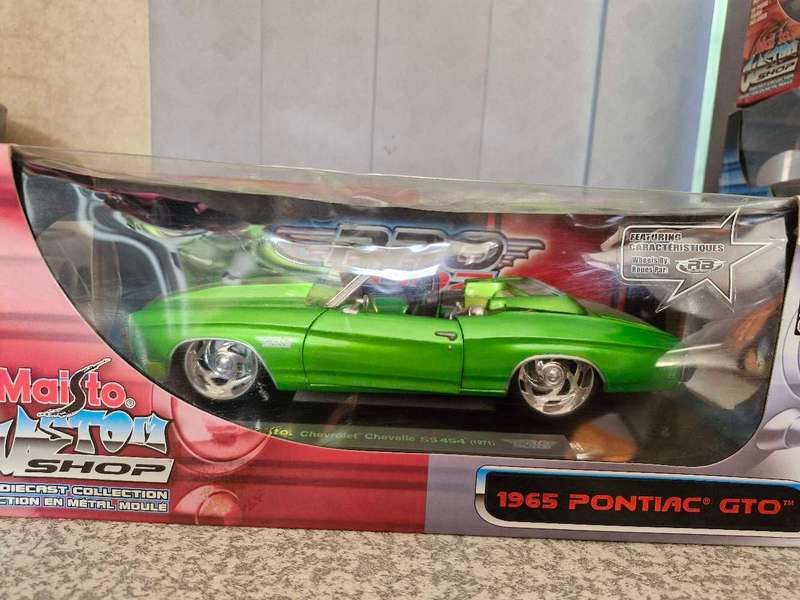 17 × (1:24 scale) Die Cast Model Cars