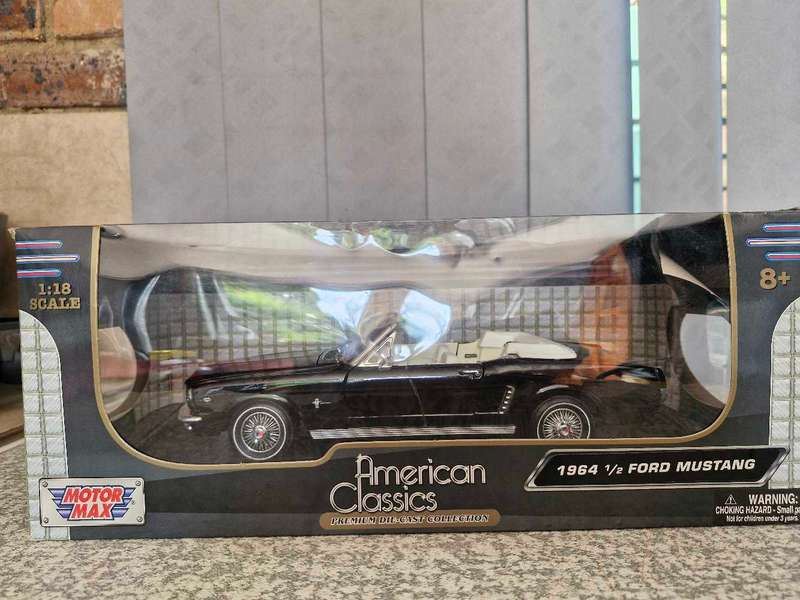 17 × (1:24 scale) Die Cast Model Cars