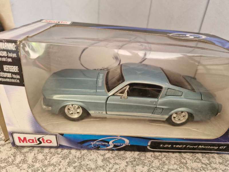 14 x (1:18 scale) Die Cast Model cars