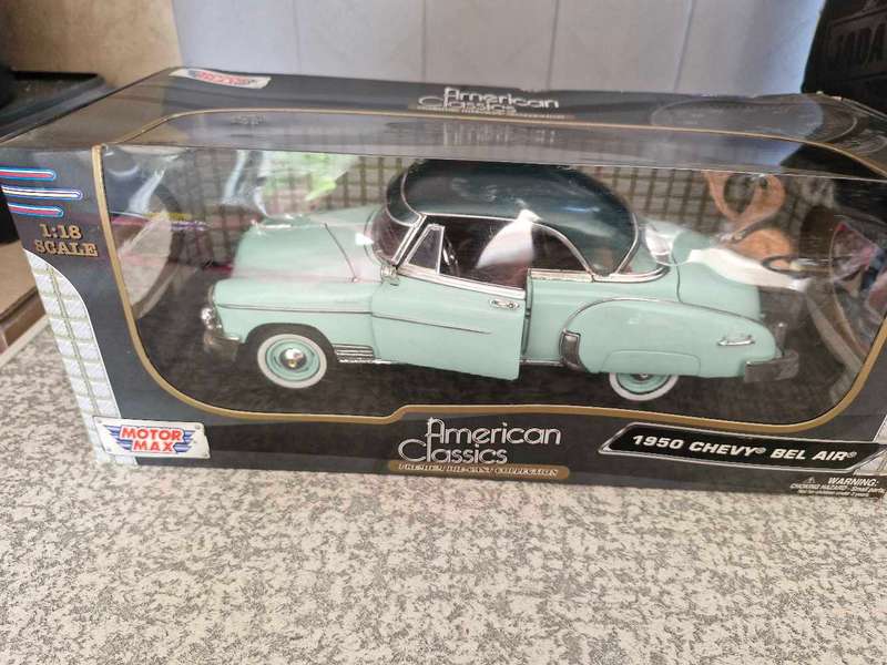 17 × (1:24 scale) Die Cast Model Cars
