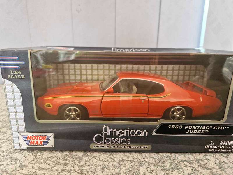 14 x (1:18 scale) Die Cast Model cars