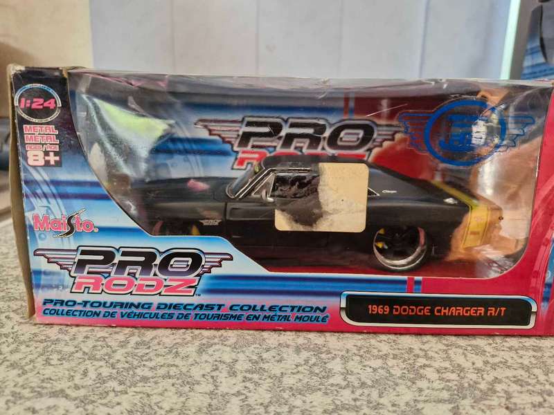 17 × (1:24 scale) Die Cast Model Cars
