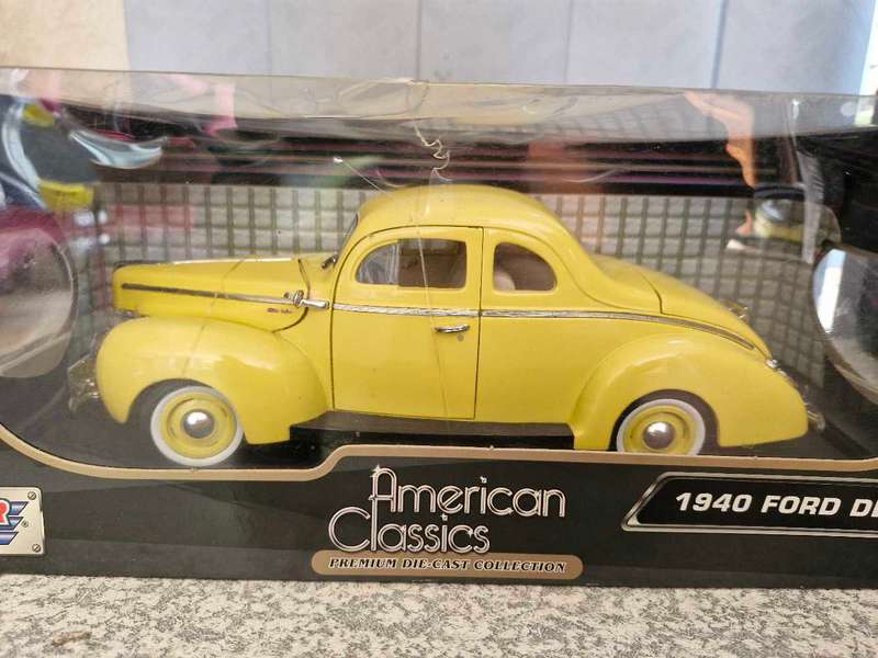 17 × (1:24 scale) Die Cast Model Cars