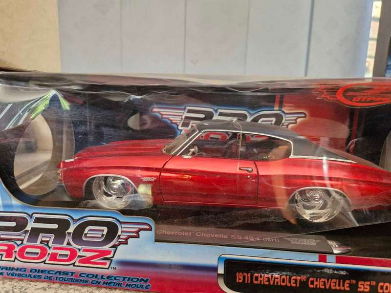 17 × (1:24 scale) Die Cast Model Cars