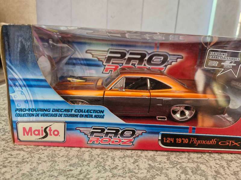 17 × (1:24 scale) Die Cast Model Cars