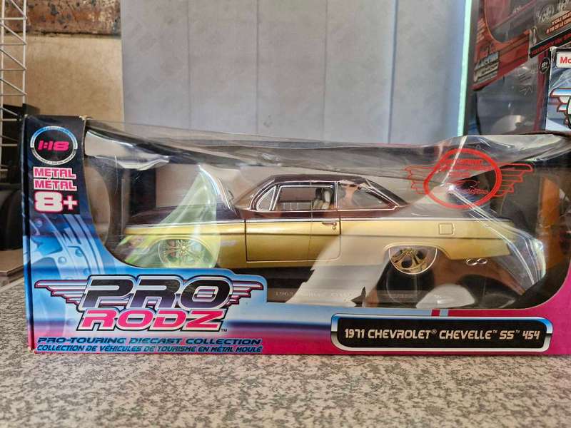 17 × (1:24 scale) Die Cast Model Cars