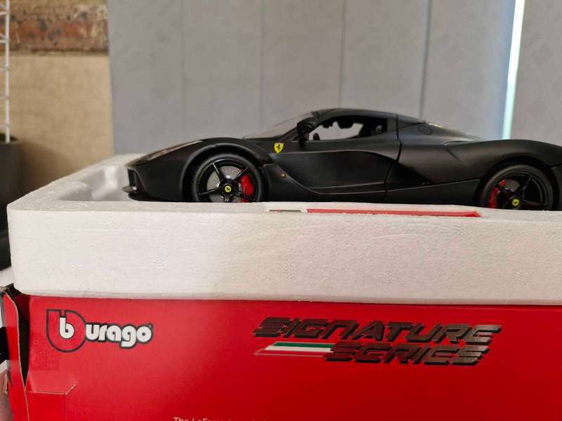 17 × (1:24 scale) Die Cast Model Cars