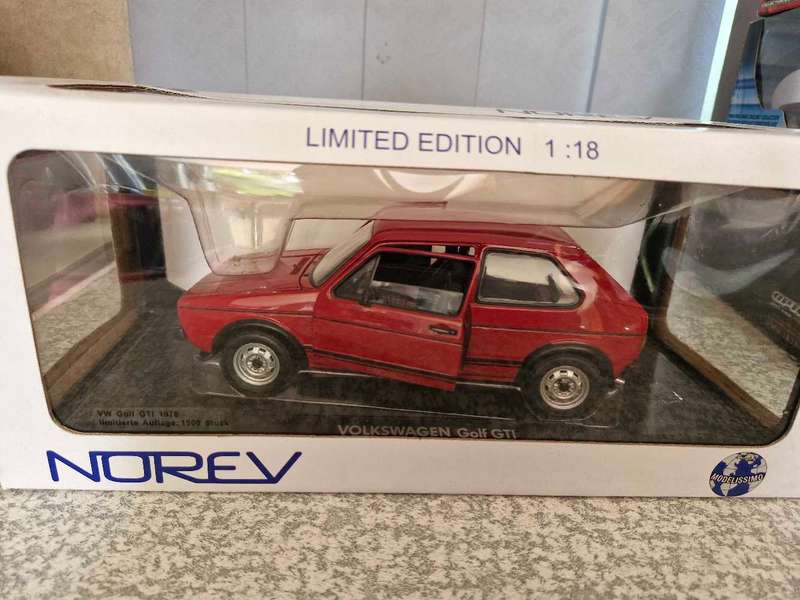 17 × (1:24 scale) Die Cast Model Cars