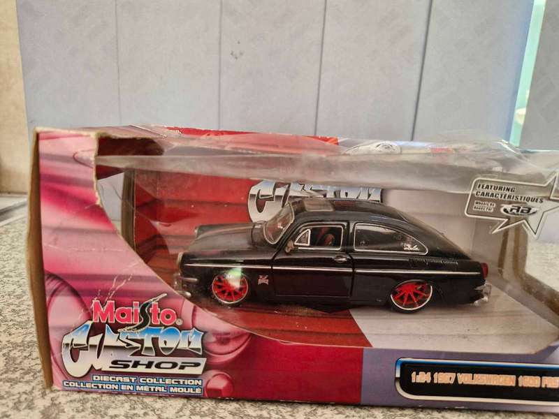 14 x (1:18 scale) Die Cast Model cars