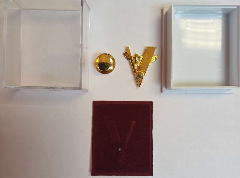 WW2 VICTORY LAPEL BADGE (HONOURABLE SERVICE LAPEL BUTTON) + BOX