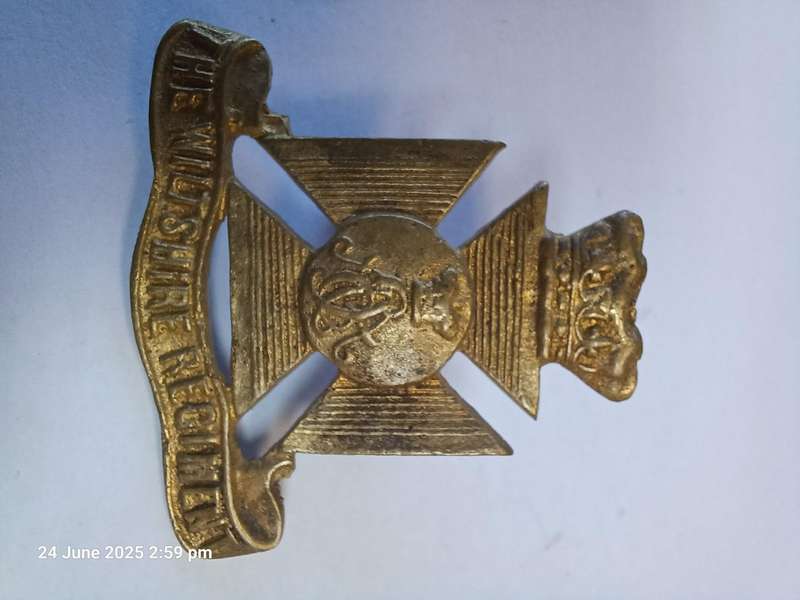GB THE WILTSHIRE REG. CAP BADGE - BRASS - LUGS INTACT