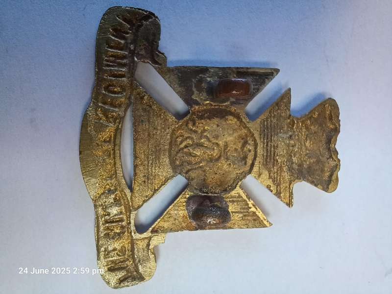 GB THE WILTSHIRE REG. CAP BADGE - BRASS - LUGS INTACT