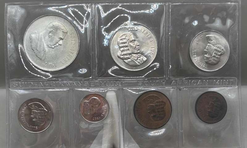  1969 SA MINTPACK AFRIKAANS WITH SILVER R1 (SCARES ONLY 2500 IN MINT PACKS NOT A LOT LEFT)