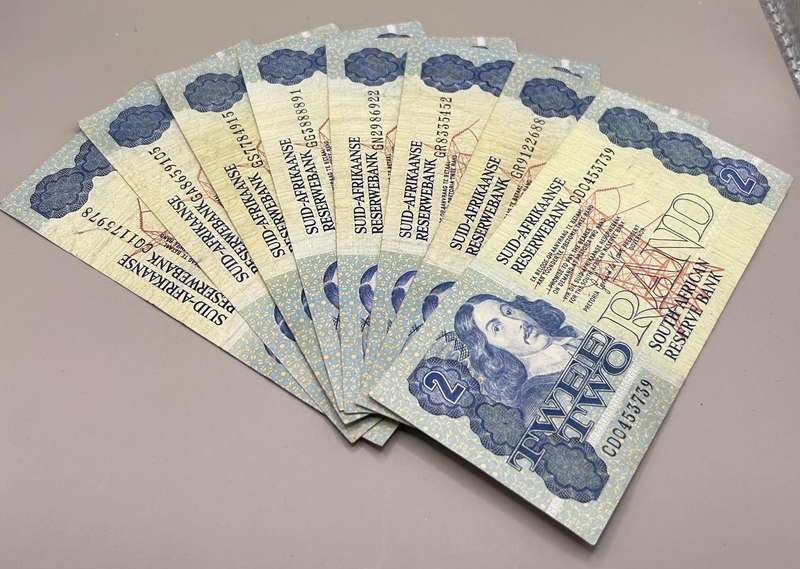 8 X GH DE KOCK TWO RAND NOTES AS ONE LOT (notes VF AND EF SEE IMAGES)