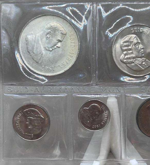  1969 SA MINTPACK AFRIKAANS WITH SILVER R1 (SCARES ONLY 2500 IN MINT PACKS NOT A LOT LEFT)