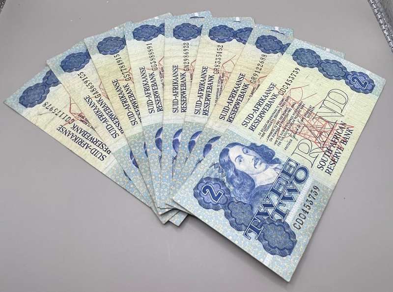8 X GH DE KOCK TWO RAND NOTES AS ONE LOT (notes VF AND EF SEE IMAGES)
