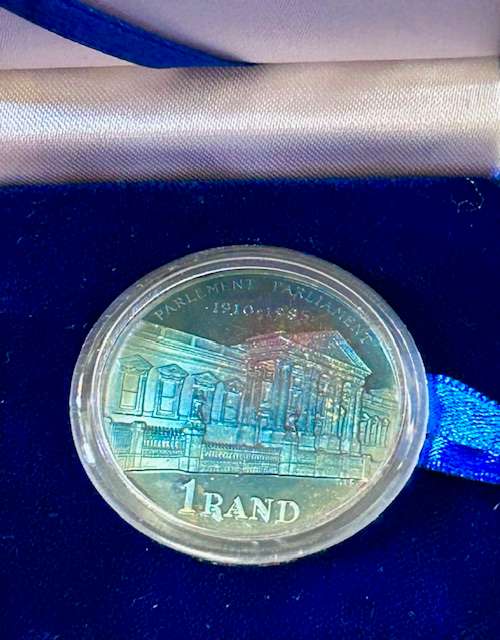 1985 SOUTH AFRICA PROOF SILVER R1 (75 th YEAR PARLIAMENT 1910-1985) IN SA MINT BOX BEAUTIFUL BLUE