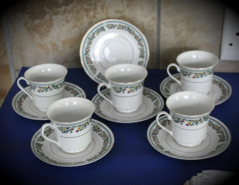 Vintage Elegance Verde Collection 5 Due`s and 1 extra saucer 2 tiny chips see photo