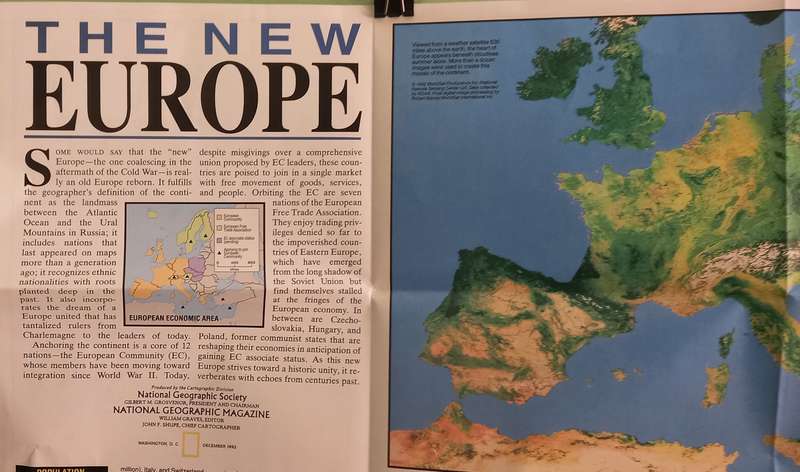 1992 Folded Wall Map of Europa Published By National Geographic 73cmx57cm