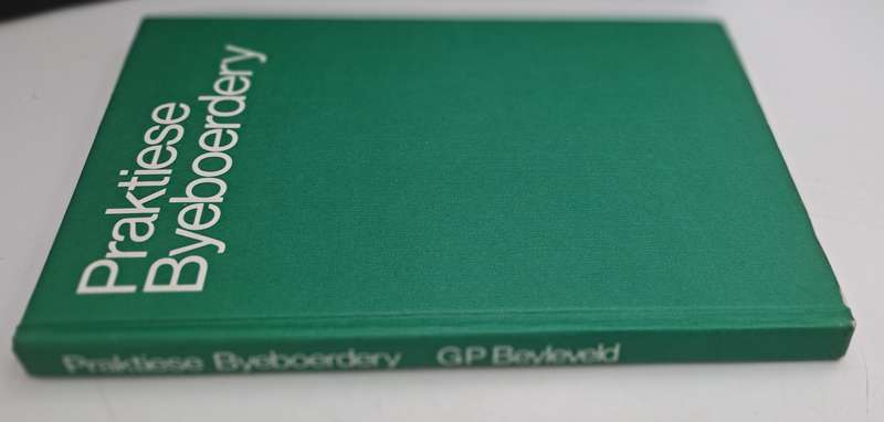 Pre-Owned : Praktiese Byeboerdery in Suid Afrika-GP Beyleveld ISBN 0 628 00965 8 (Bee keeping)