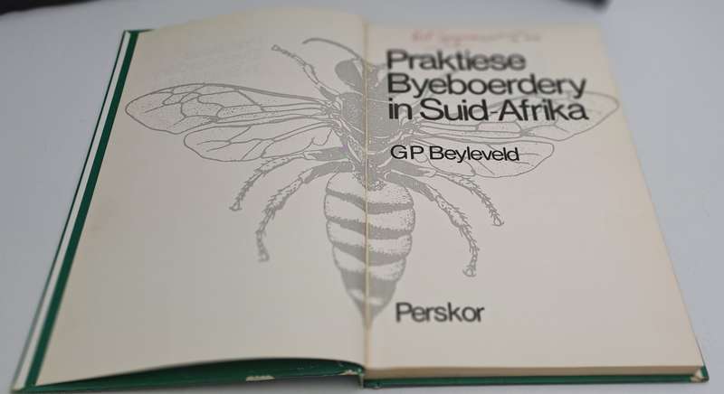 Pre-Owned : Praktiese Byeboerdery in Suid Afrika-GP Beyleveld ISBN 0 628 00965 8 (Bee keeping)