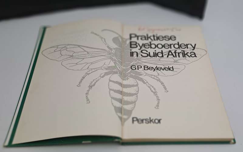 Pre-Owned : Praktiese Byeboerdery in Suid Afrika-GP Beyleveld ISBN 0 628 00965 8 (Bee keeping)