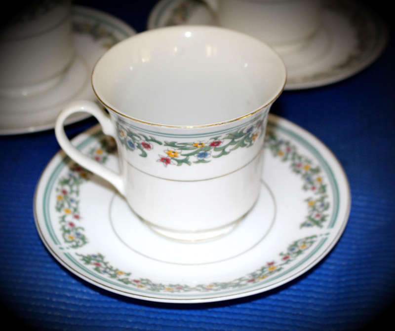 Vintage Elegance Verde Collection 5 Due`s and 1 extra saucer 2 tiny chips see photo